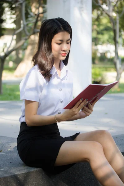 Thai Ενηλίκων Φοιτητής Πανεπιστήμιο Στολή Όμορφο Κορίτσι Διαβάσει Κόκκινο Βιβλίο — Φωτογραφία Αρχείου