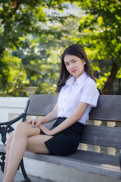 Thai Adult Student Universität Uniform Schöne Mädchen Entspannen Und Lächeln — Stockfoto