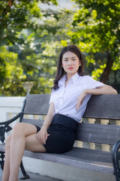 Tailandês Adulto Estudante Universidade Uniforme Bela Menina Relaxar Sorrir — Fotografia de Stock