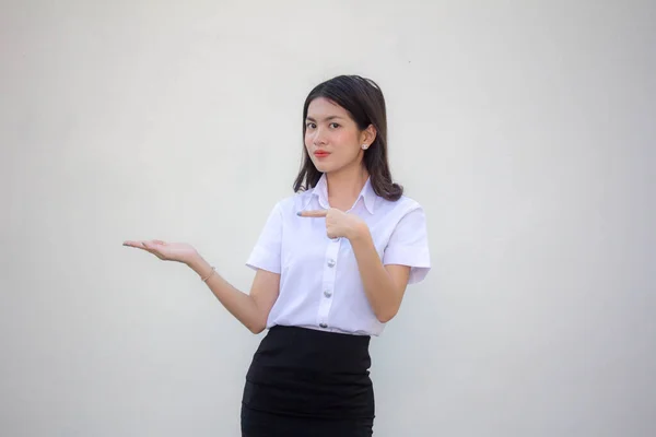 Tailandês Adulto Estudante Universidade Uniforme Bela Menina Mostrar Mão — Fotografia de Stock