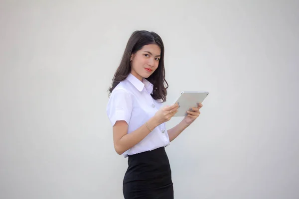 Tailandês Adulto Estudante Universidade Uniforme Bela Menina Usando Seu Tablet — Fotografia de Stock