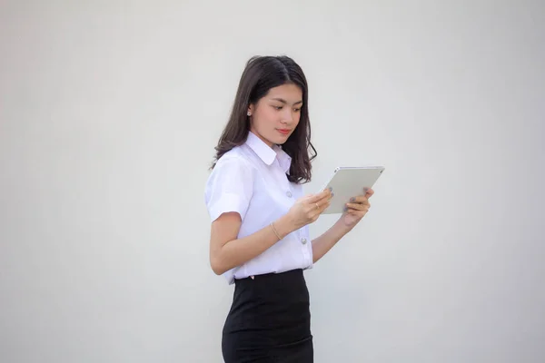 タイの成人女子大生制服美少女使用彼女のタブレット — ストック写真