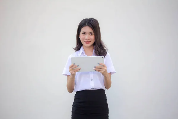 Tajski Dorosły Student Uniwersytet Mundur Piękna Dziewczyna Pomocą Jej Tablet — Zdjęcie stockowe