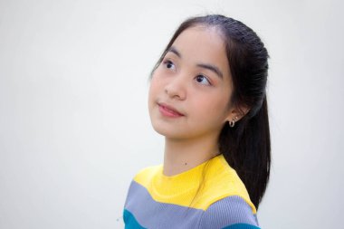 Asia Thai gençlik tişörtü güzel kız gülümse ve rahatla