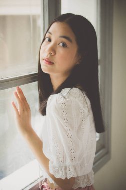 Asia Thai gençlik tişörtü güzel kız gülümse ve rahatla, Vintage Style