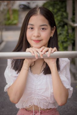 Asia Thai gençlik tişörtü güzel kız gülümse ve rahatla, Vintage Style