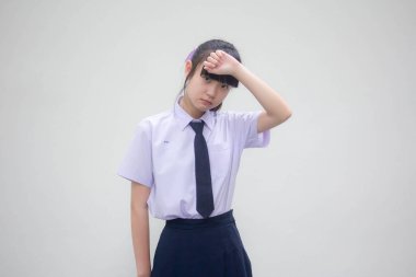 Tayland ortaokulu üniformalı güzel bir kızın portresi.