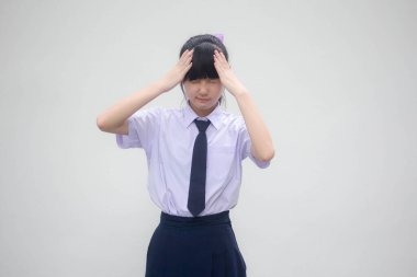 Tayland ortaokulu üniformalı güzel bir kızın portresi.