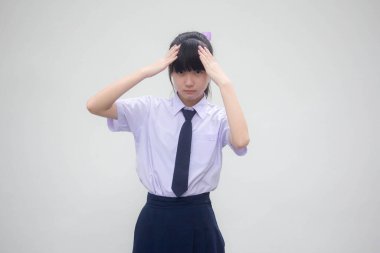 Tayland ortaokulu üniformalı güzel bir kızın portresi.