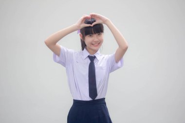 Taylandlı liseli üniformasının portresi. Güzel bir kız kalbini verir.