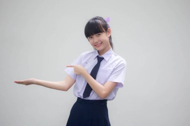 Tayland ortaokul üniforması portresi. Güzel kız elini göster.