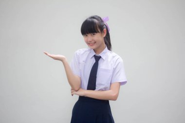 Tayland ortaokul üniforması portresi. Güzel kız elini göster.