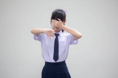 Tayland ortaokul üniforması portresi. Güzel bir kız hoşlanmaz.