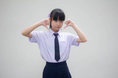 Tayland ortaokul üniforması portresi. Güzel bir kız hoşlanmaz.