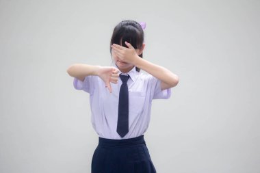 Tayland ortaokul üniforması portresi. Güzel bir kız hoşlanmaz.