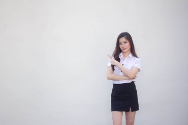 Taylandlı yetişkin öğrenci üniforması. Güzel kız işaret ediyor.