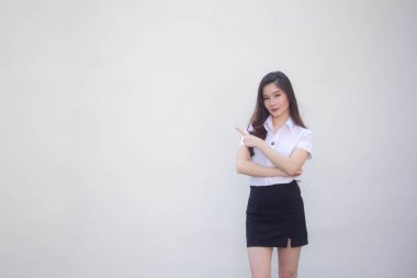 Taylandlı yetişkin öğrenci üniforması. Güzel kız işaret ediyor.