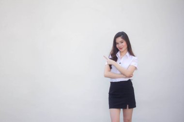 Taylandlı yetişkin öğrenci üniforması. Güzel kız işaret ediyor.