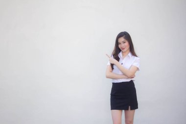 Taylandlı yetişkin öğrenci üniforması. Güzel kız işaret ediyor.