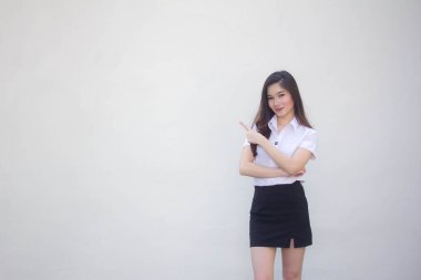 Taylandlı yetişkin öğrenci üniforması. Güzel kız işaret ediyor.