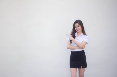 Taylandlı yetişkin öğrenci üniforması. Güzel kız işaret ediyor.