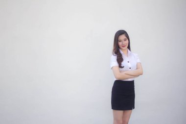 Yetişkin öğrenci üniforması güzel kız gülümse ve rahatla.