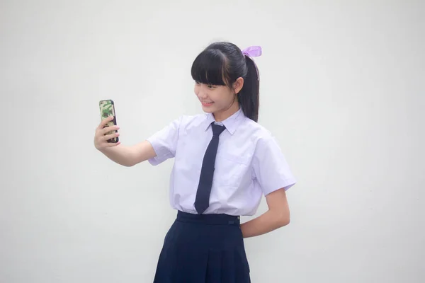 Retrato Tailandés Estudiante Secundaria Uniforme Hermosa Chica Usando Teléfono Inteligente —  Fotos de Stock