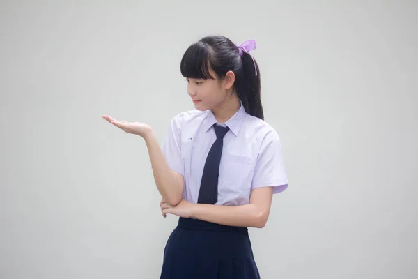 Portret Tajskiego Ucznia Gimnazjum Mundur Piękna Dziewczyna Pokazać Rękę — Zdjęcie stockowe