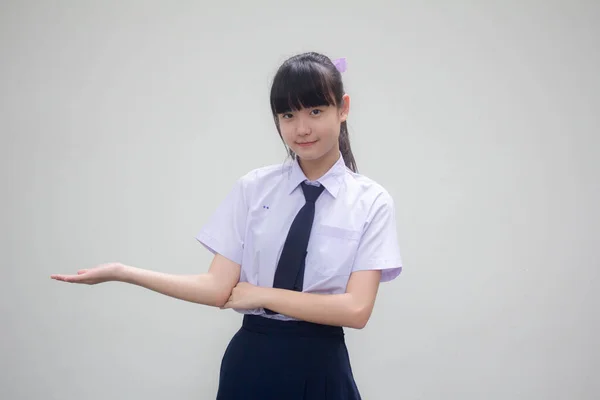 タイの肖像中学校の学生の制服美少女ショー手 — ストック写真