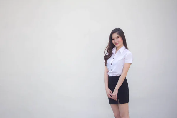 Thai Adult Student Universität Uniform Schöne Mädchen Lächeln Und Entspannen — Stockfoto