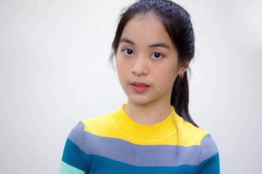 Asia Thai gençlik tişörtü güzel kız gülümse ve rahatla