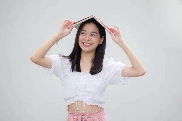 Asia Thai Teen White Tişörtü Güzel Kız Bir Kitap Okudu — Stok fotoğraf
