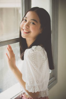 Asia Thai gençlik tişörtü güzel kız gülümse ve rahatla, Vintage Style