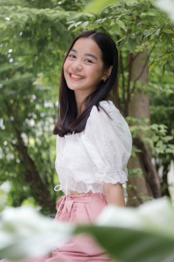 Asia Thateen beyaz tişört Güzel kız gülümse ve rahatla