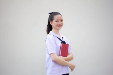 Asya Thai ortaokulu öğrencisi üniforması güzel kız gülümse ve rahatla