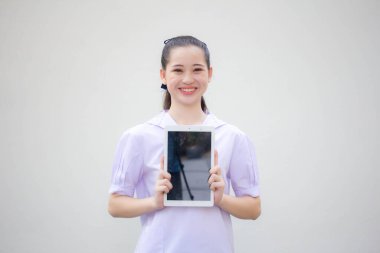 Asya thai ortaokul üniforması güzel kız tabletini göster