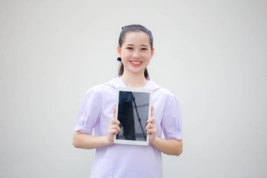 Asya thai ortaokul üniforması güzel kız tabletini göster