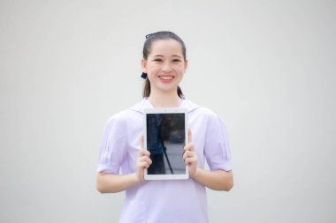 Asya thai ortaokul üniforması güzel kız tabletini göster