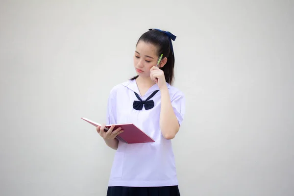 Asya Thai Ortaokulu Öğrencisi Üniforması Güzel Kız Bir Kitap Yaz — Stok fotoğraf