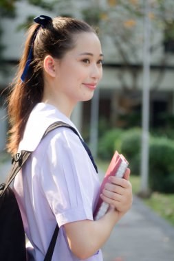 Asya Thai ortaokulu öğrencisi üniforması güzel kız gülümse ve rahatla