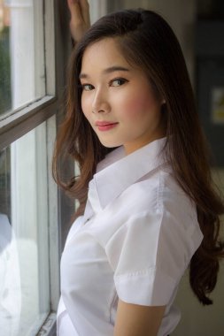 Yetişkin öğrenci üniforması güzel kız gülümse ve rahatla.