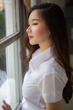 Yetişkin öğrenci üniforması güzel kız gülümse ve rahatla.