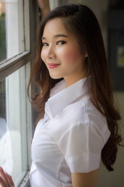 Yetişkin öğrenci üniforması güzel kız gülümse ve rahatla.