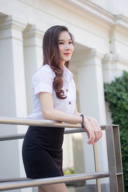 Yetişkin öğrenci üniforması güzel kız gülümse ve rahatla.