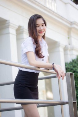 Yetişkin öğrenci üniforması güzel kız gülümse ve rahatla.