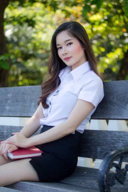 Yetişkin öğrenci üniforması güzel kız gülümse ve rahatla.