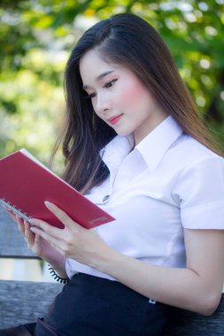 Yetişkin öğrenci üniforması güzel kız gülümse ve rahatla.