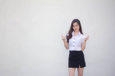 Taylandlı yetişkin üniversite üniforması güzel kız kalbini verir.