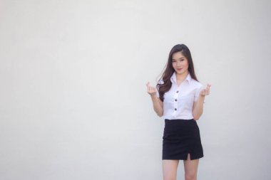 Taylandlı yetişkin üniversite üniforması güzel kız kalbini verir.