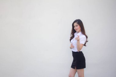 Taylandlı yetişkin üniversite üniforması güzel kız kalbini verir.